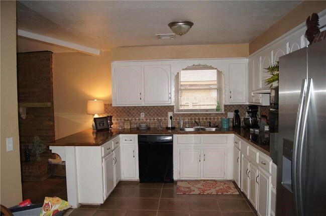 Building Photo - 2421 Marshall Dr