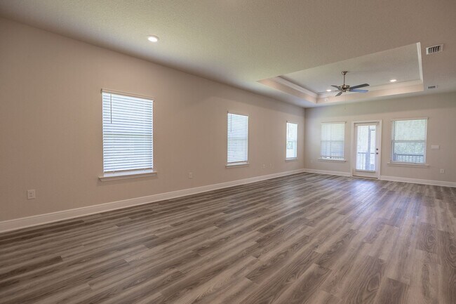 Foto del edificio - 4-bedroom, 2-bath home in the sought-after...