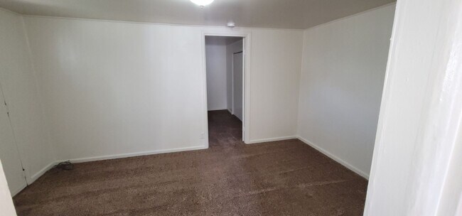 Building Photo - Available Now- Clean, Cute 1 bed,- 1 bath ...