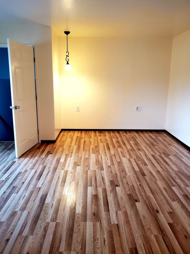 Foto del edificio - Bright Upstairs Studio with Deck & Peek of the Ocean | Utilities Included