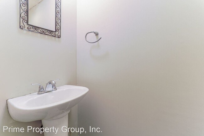 Building Photo - 2 br, 1.5 bath House - 701 B Kenwood B
