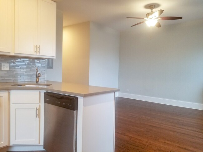 Foto del edificio - 2211 W Foster Ave
