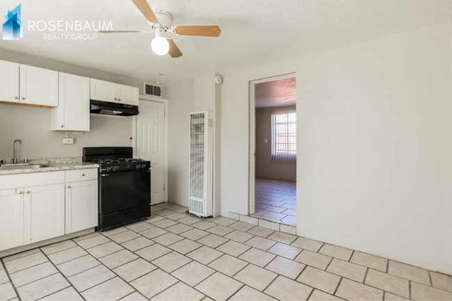 Building Photo - 302 W Flores St