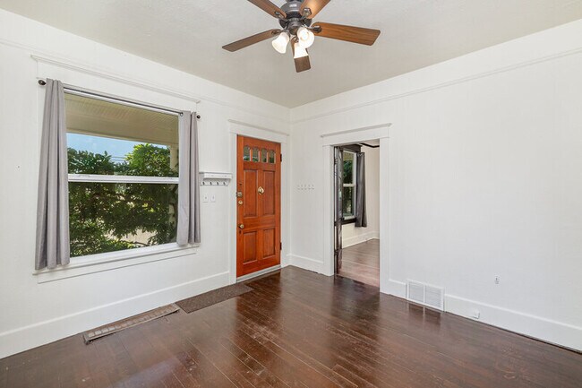 Foto del edificio - 4406 6th Ave NW
