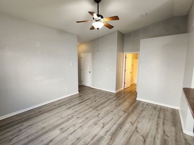 Foto del edificio - 1351 E Oakland St