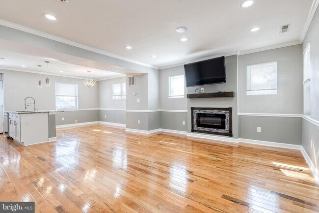 Building Photo - Welcome to this beautifully renovated 4bd 2bth end-of-group townhome in Baltimore!