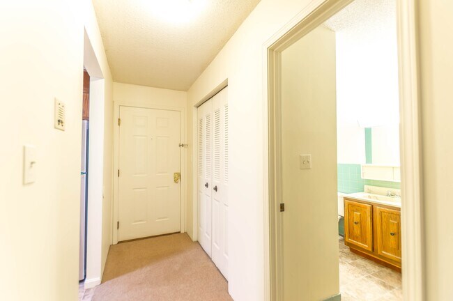 Building Photo - 23 Country Club Dr