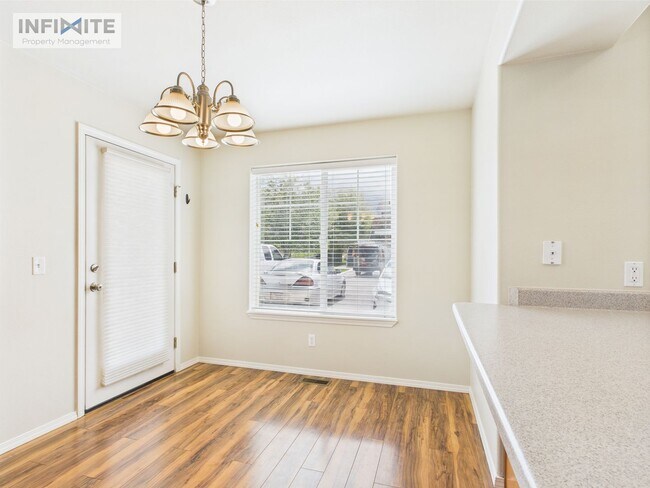 Foto del edificio - 1112 Longbow Ln