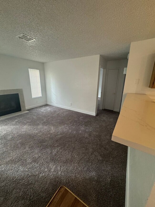 Foto del edificio - 2-Bed Gem with Fireplace, Patio & Pool Acc...