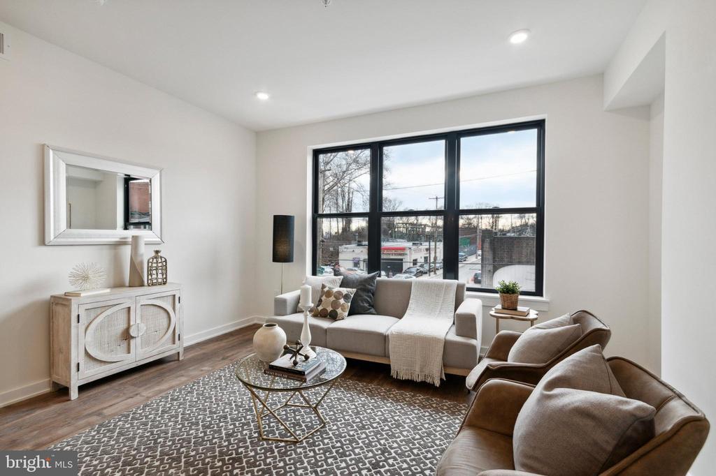 Foto principal - 6211 Woodbine Ave