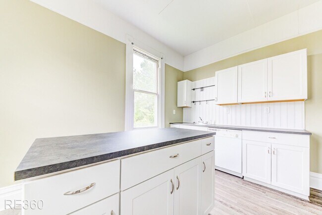 Building Photo - 4 br, 1.5 bath House - 15 St Thomas Street...