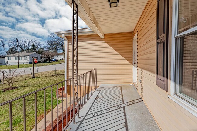 Foto del edificio - Price Improvement! Great 3 Bedroom 2 Bathr...