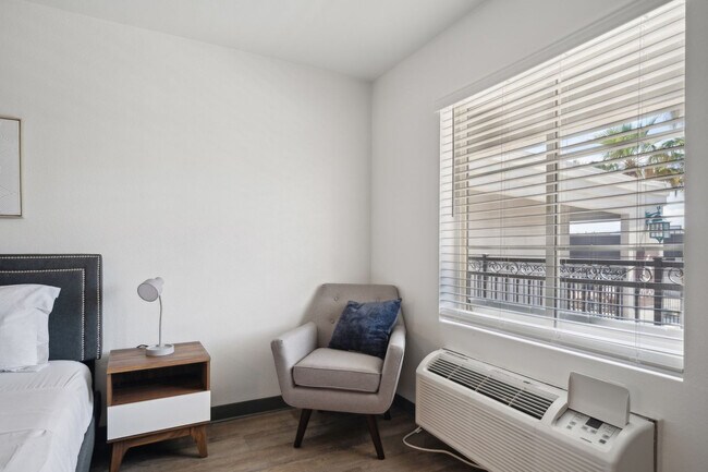 Foto del edificio - 4350 Paradise Rd
