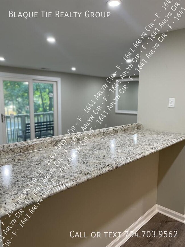 Foto del edificio - 1641 Arlyn Cir