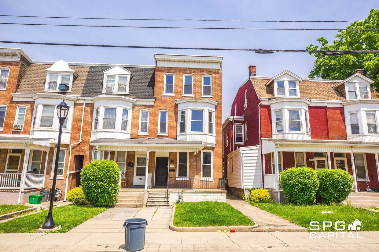 Primary Photo - 235 W Jackson St