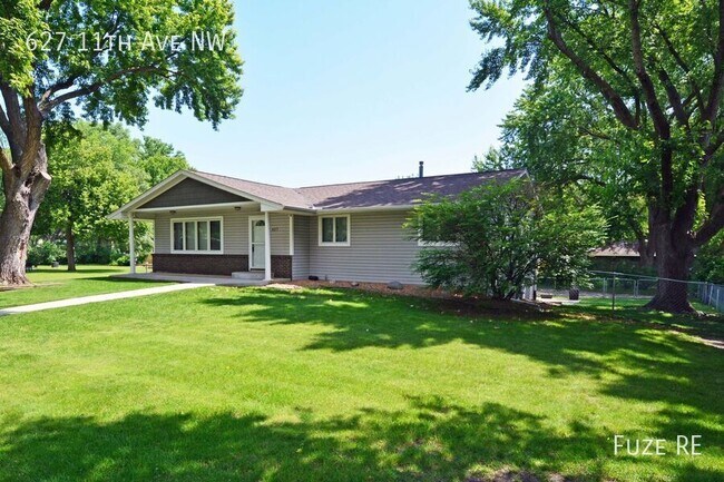 Foto del edificio - 627 11th Ave NW