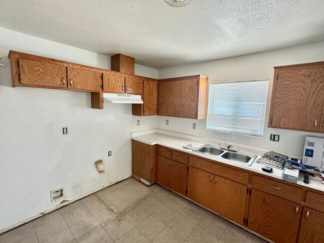 Building Photo - Cozy Apartment in Wasco Awaits Your Arrival!