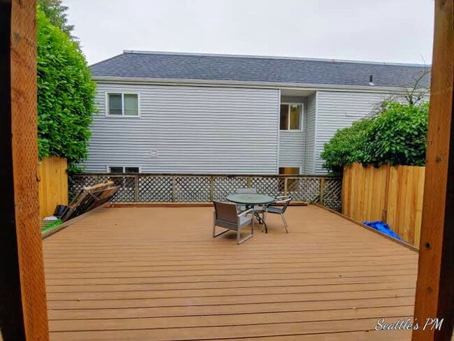 Building Photo - Oversized Private Patio and Parking on Que...