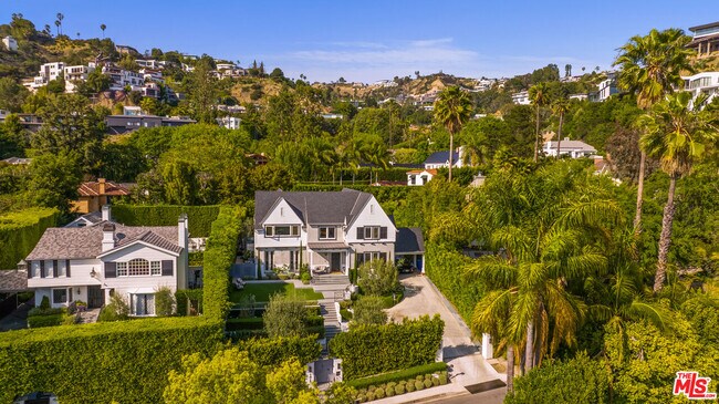 Foto del edificio - 1417 N Doheny Dr