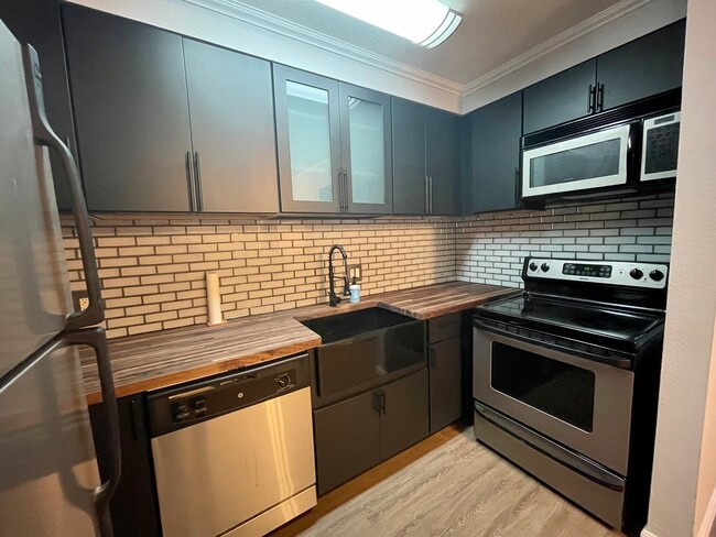 Building Photo - 408 E Virginia St