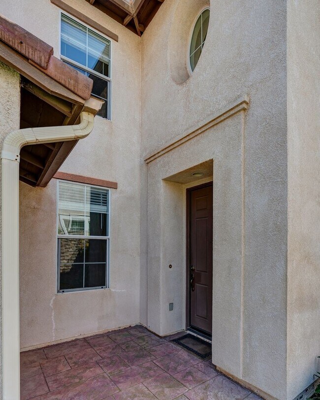 Building Photo - Beautiful 4 bedroom 3 bath with bonus room in Thousand Oaks!