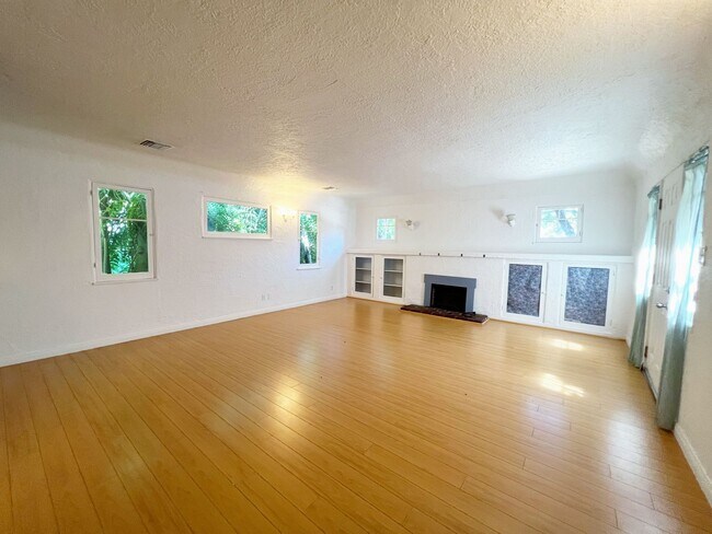Foto del edificio - 2 bed 1 bath + Bonus Room