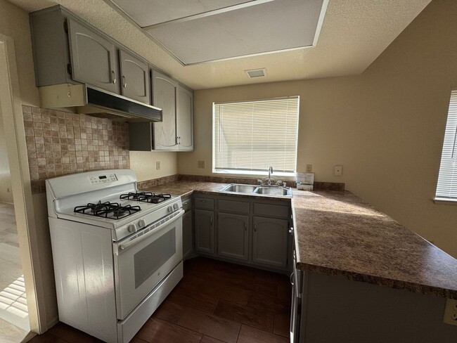 Foto del edificio - Three Bedroom Two Bathroom Home in Hemet!