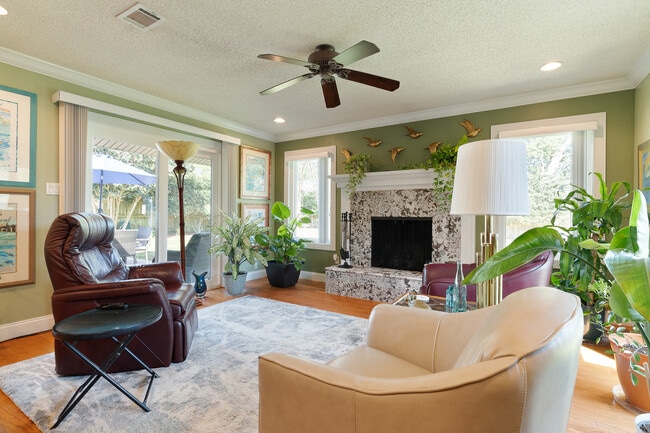 living room - 666 Fairway Ave NE