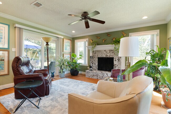 sala de estar - 666 Fairway Ave NE