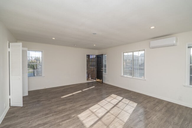 Building Photo - COMING SOON!COZY 2 BED 1 BATH UNIT!