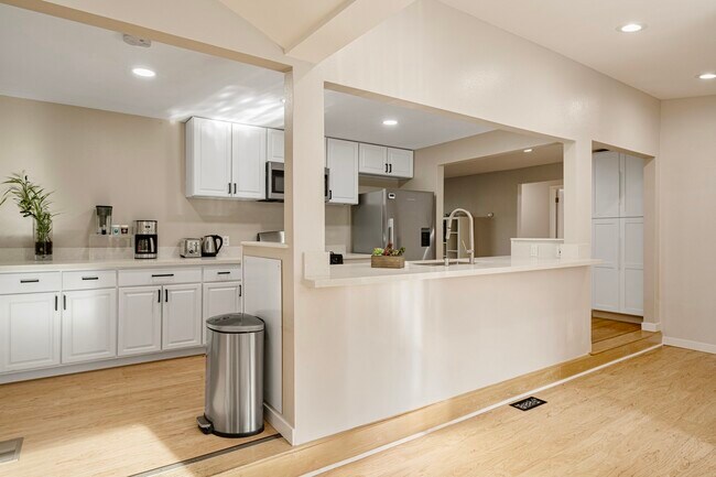 Building Photo - Beautiful Home for Rent in Bellevue