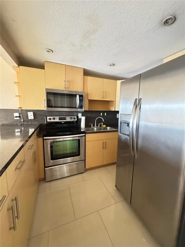 Foto principal - 6095 W 19th Ave
