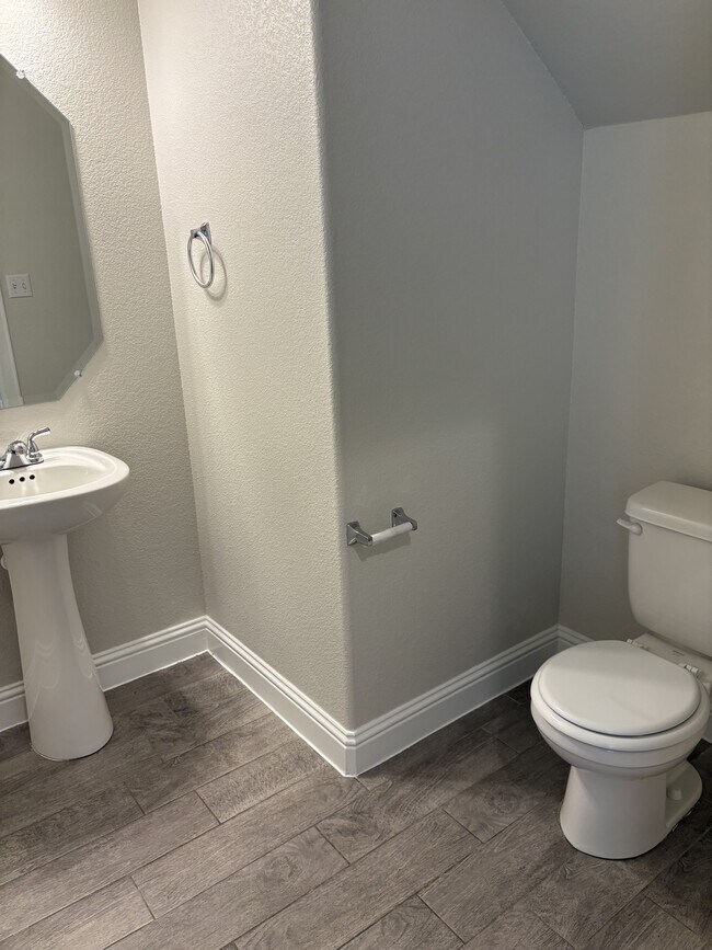 Building Photo - 105 Stone Cyn Dr