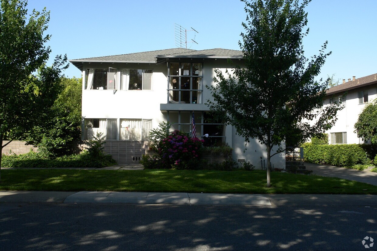 Building Photo - 225 Waverley St