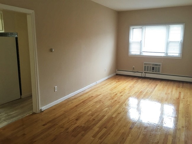 Building Photo - 205 Elm St