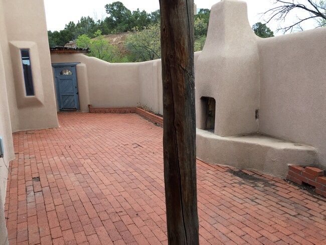 Building Photo - 15 Tesuque Hill Rd