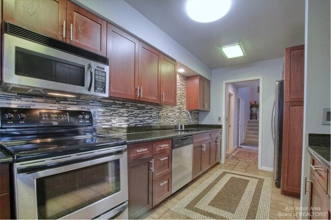 Building Photo - 3 Westbury Ct