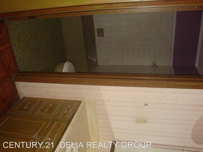 Building Photo - 3 br, 2.5 bath House - 1287 Oak Road