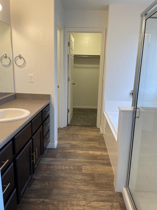Building Photo - 1011 Stonehaven Dr