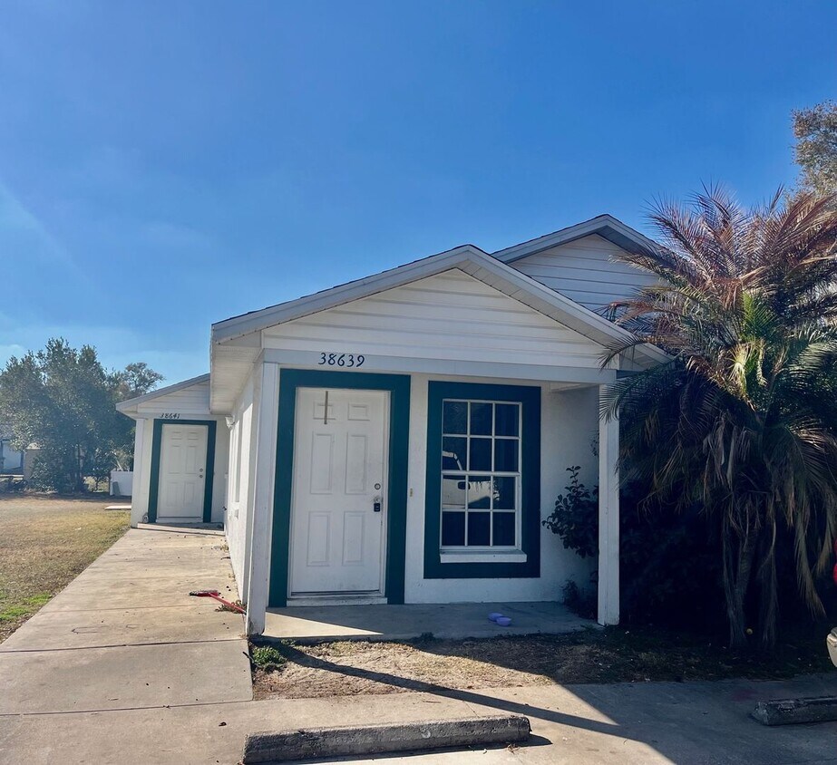 Foto del edificio - SPACIOUS 2BR/1BA Duplex, Vaulted Ceilings, More! NO APPLICATION FEE!