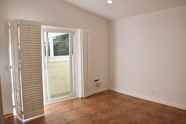 Foto del edificio - 3340 E Collins Ave