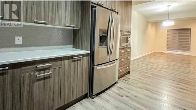 Photo du bâtiment - 115-115 Sagewood Dr SW