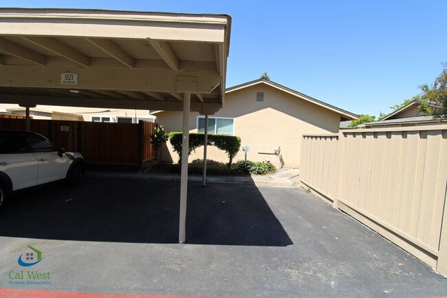 Building Photo - $2,895 Cute cozy 2/1 Condominium in South ...