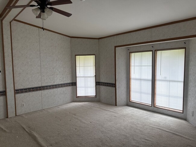 Building Photo - 6870 Memorial Dr