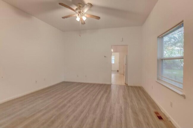 Living Room - 1405 Union Ave