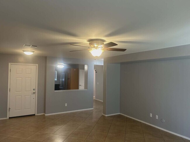 Foto del edificio - Well maintained 3 bedroom 2 bath charming home Free rent OAC