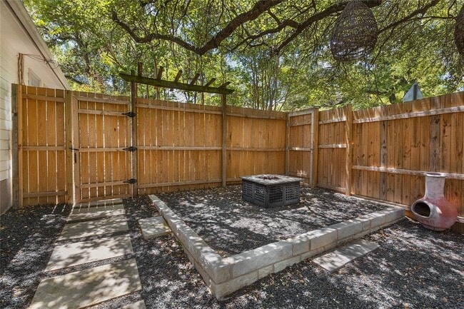 Building Photo - 1610 Southgate Cir