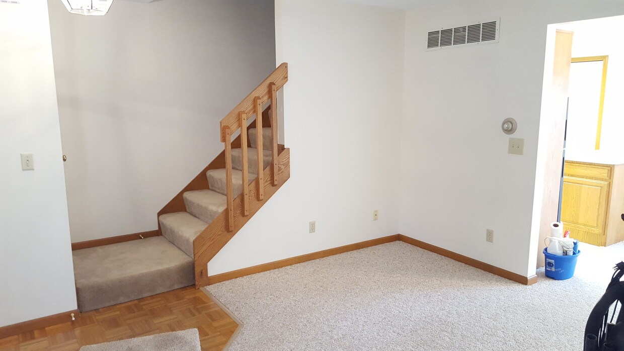 Sala de estar y; Escalador - 427 S Beech St