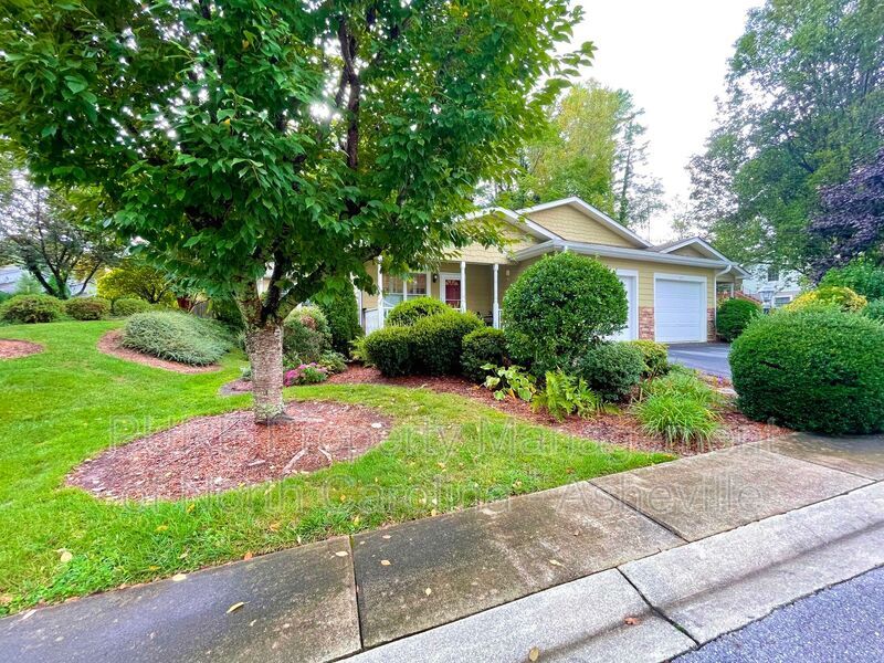 15 Spring Village Ln, Hendersonville, NC 28739 House Rental in