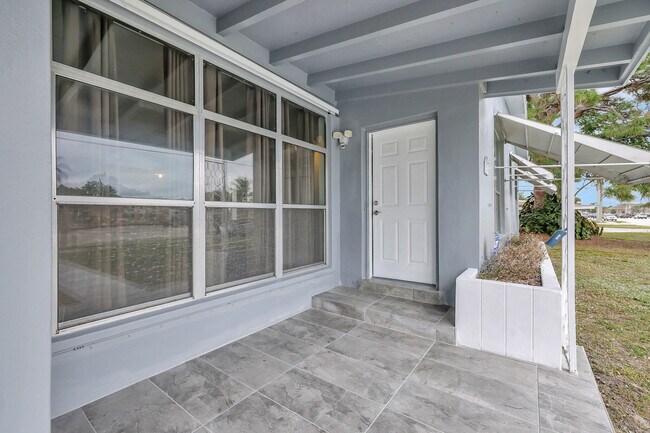 Building Photo - 225 NE Prima Vista Blvd